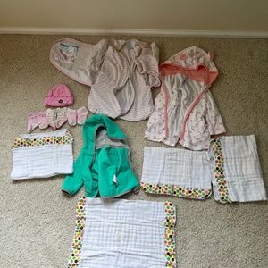 Miscellaneous baby clothes/ feeding rags